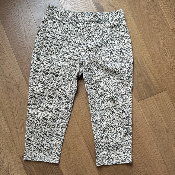 Pilcro Anthropologie The Wanderer Relaxed Leopard Print Jeans - Ladies Size 33P - Picture 1 of 9